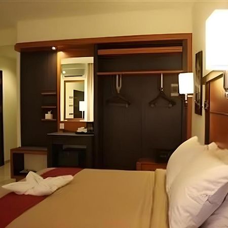 Travello Hotel Manado Eksteriør billede