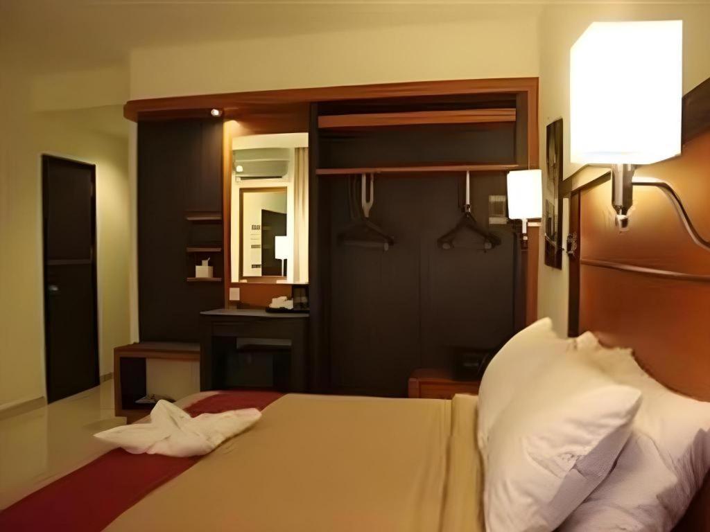 Travello Hotel Manado Eksteriør billede