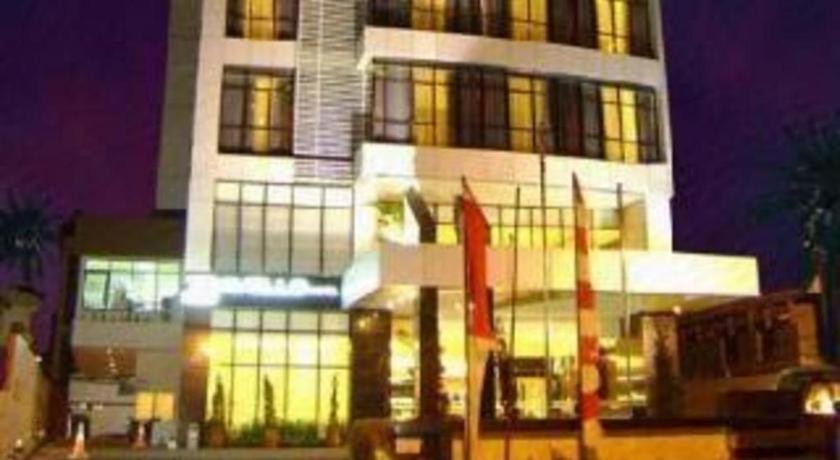 Travello Hotel Manado Eksteriør billede