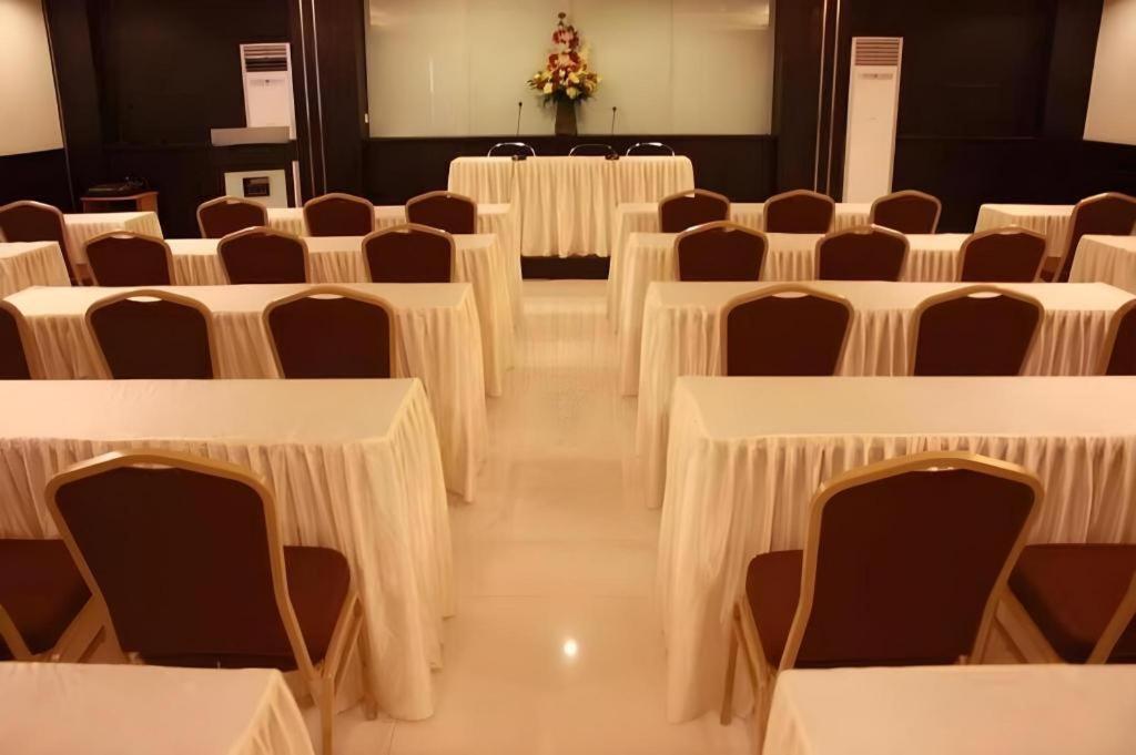 Travello Hotel Manado Eksteriør billede